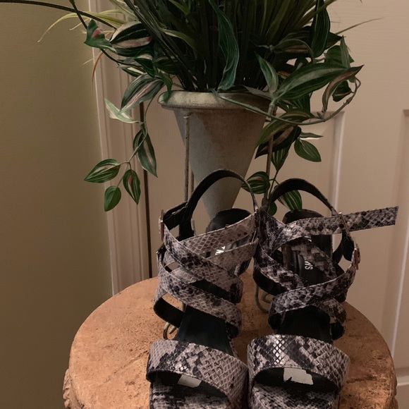 Black/White Heels - Picture 2 of 3